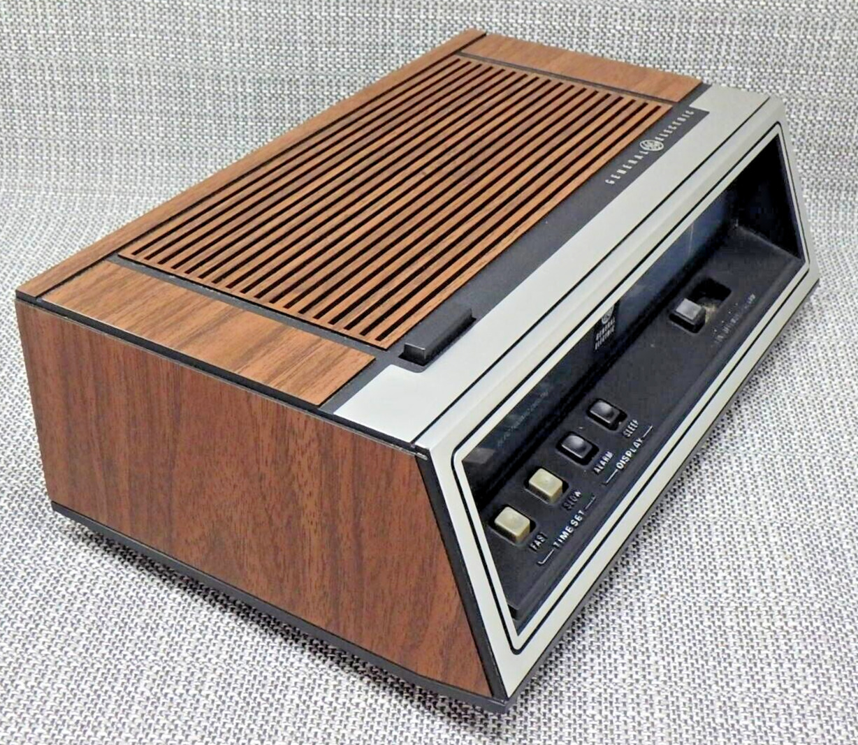 Vintage 1970s Clock Radio GE Digital Alarm AM/FM Woodgrain Model 7-4651B Retro