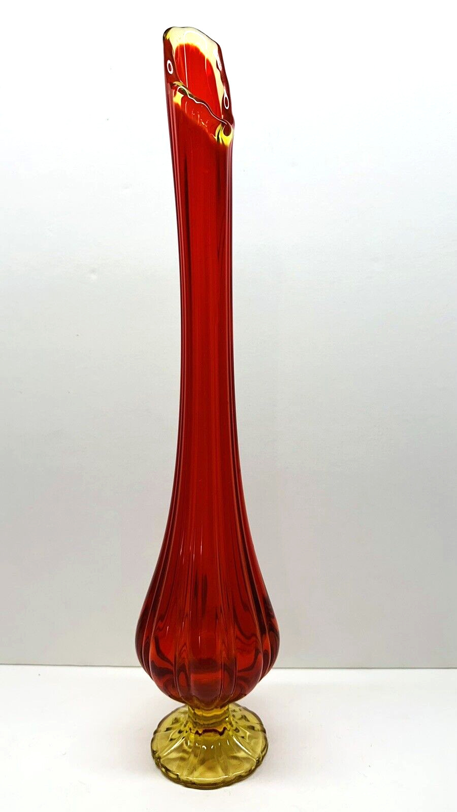 Vintage L E SMITH Amberina Ribbed Stretch Swung Glass Vase 17.25\