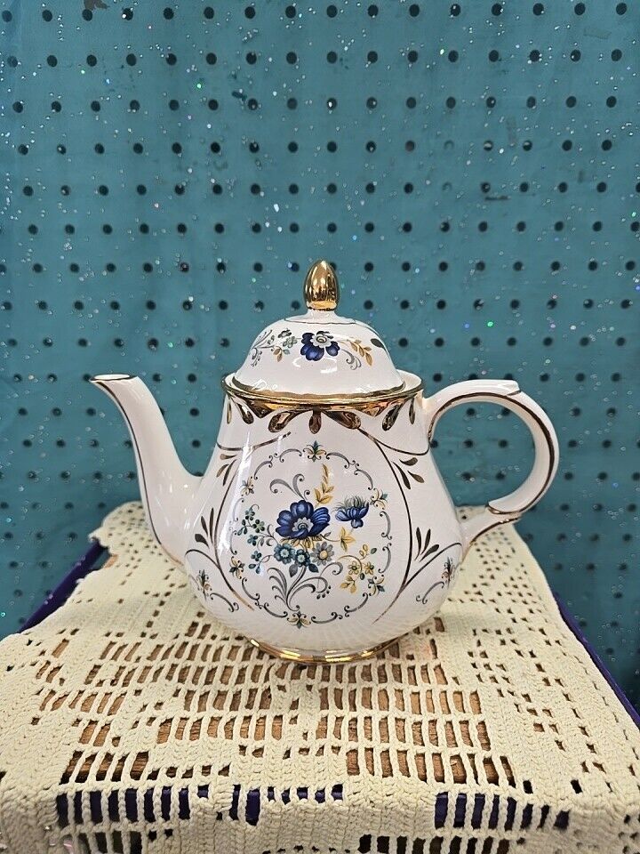 Arthur Wood Chatsworth England Vintage Tea Pot W/Gold Trim  8” X 9”  #5459