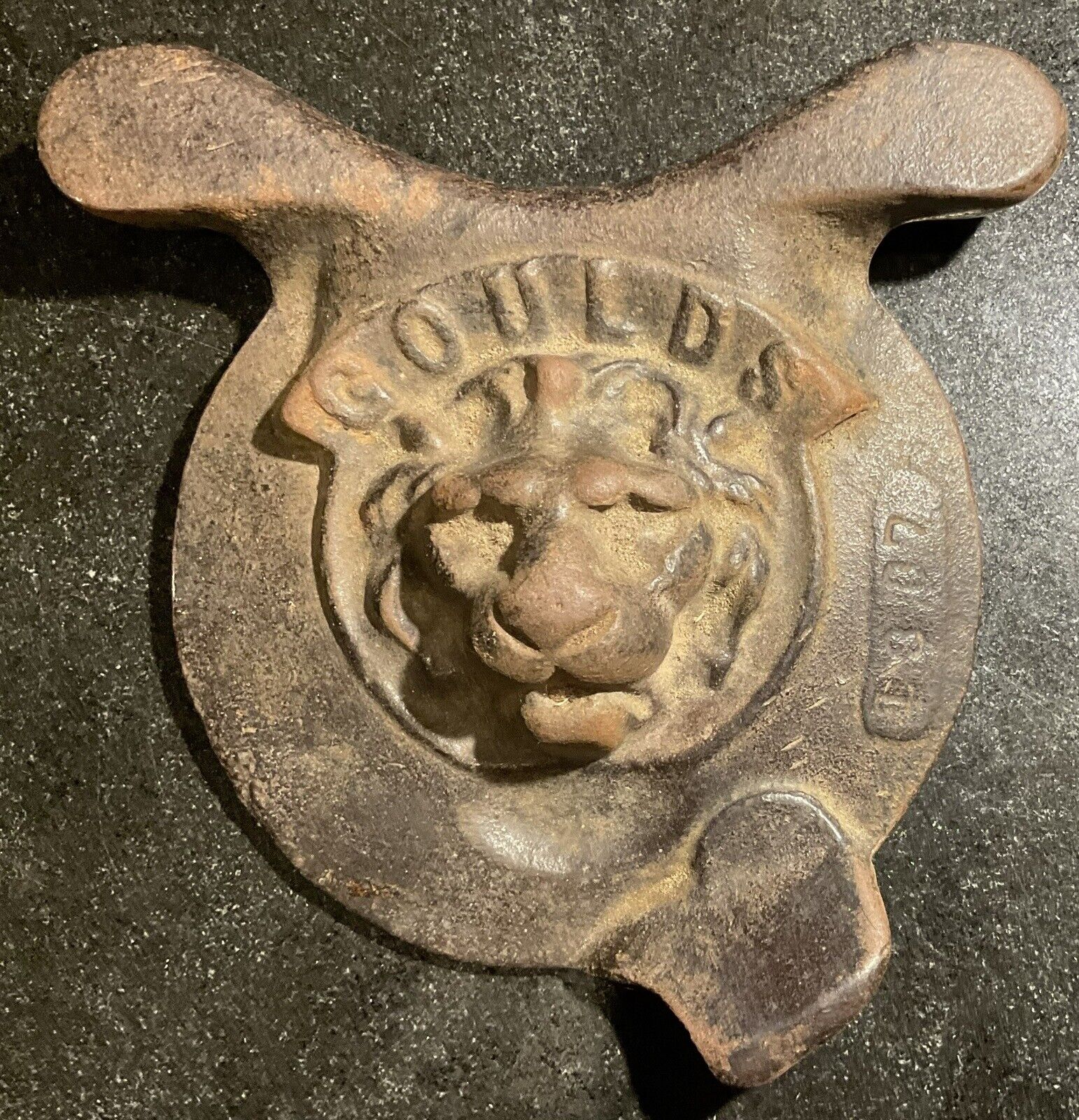 Antique GOULDS Cast Iron Foundry LION HEAD FIRE ENGINE Pump Cover SENECA NY 19.C