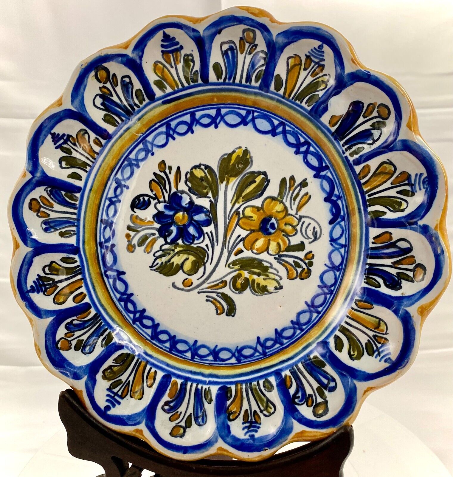 VTG. TALAVERA (SPAIN) HAND PAINTED/SCALLOPED FLOWERED BLUE & GOLD PLATE 10\