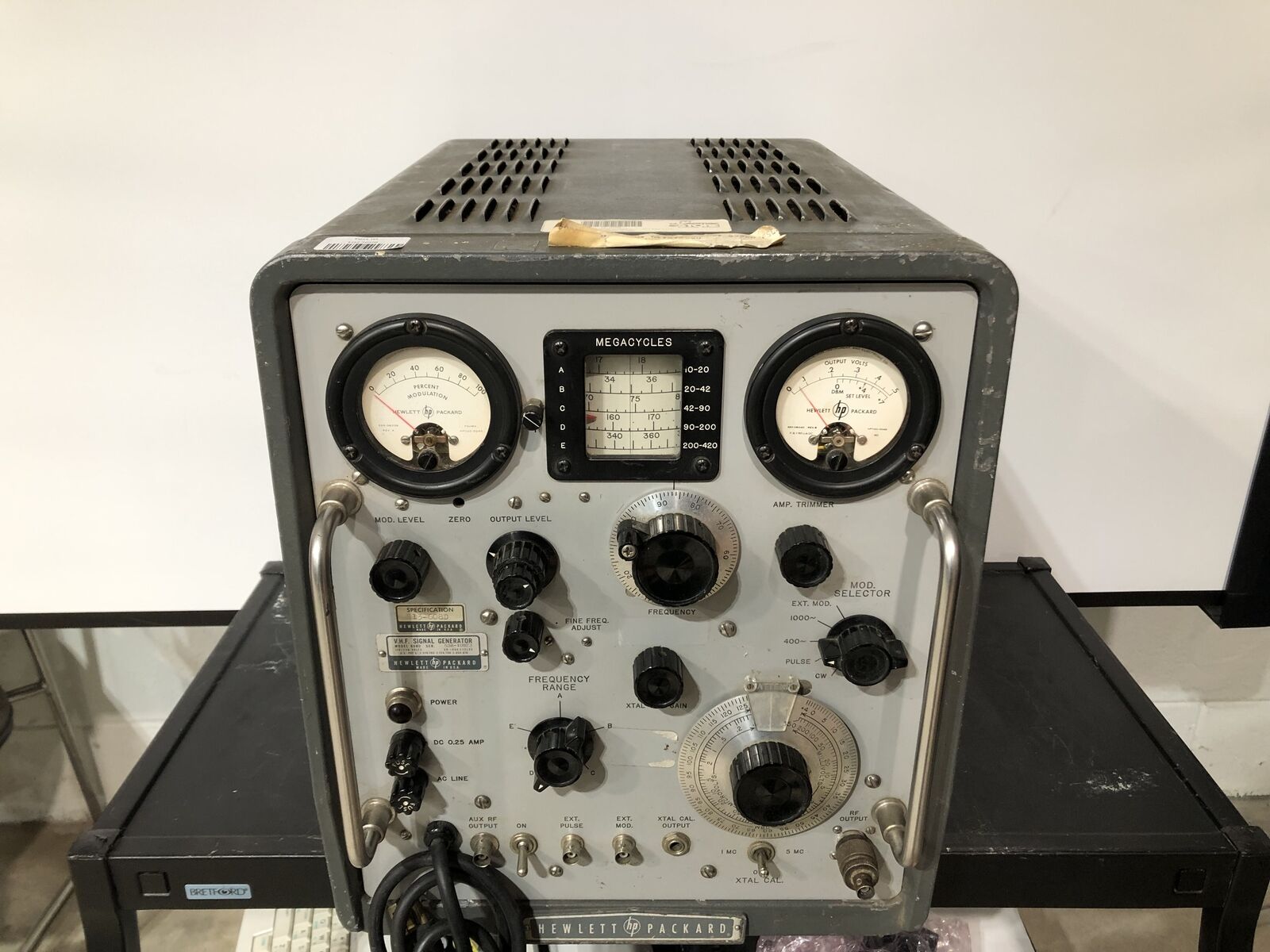 Vintage HEWLETT PACKARD 608D VHF Signal Generator -KNOBS/BUTTN WORKS -POWERS UP