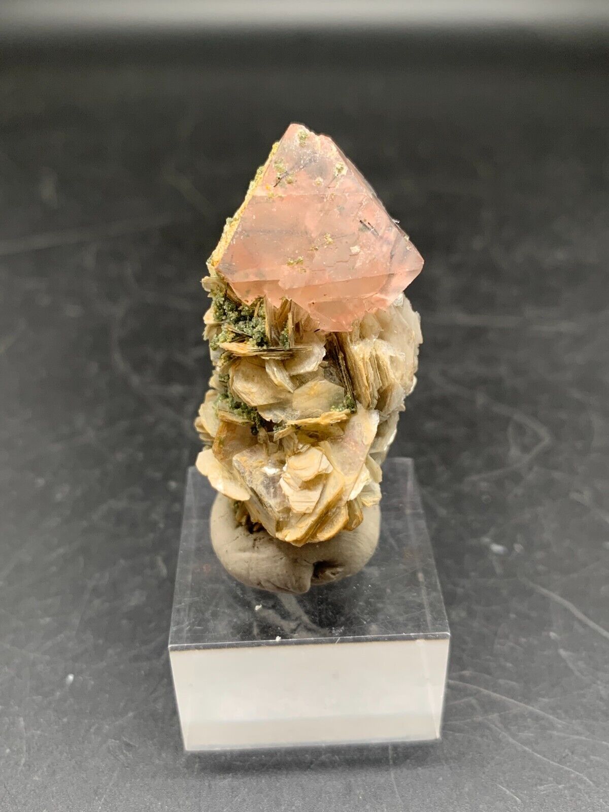 22.2 Gram Very Unique Terminated Pink Fluorite Crystal On Muscovite Matrix.