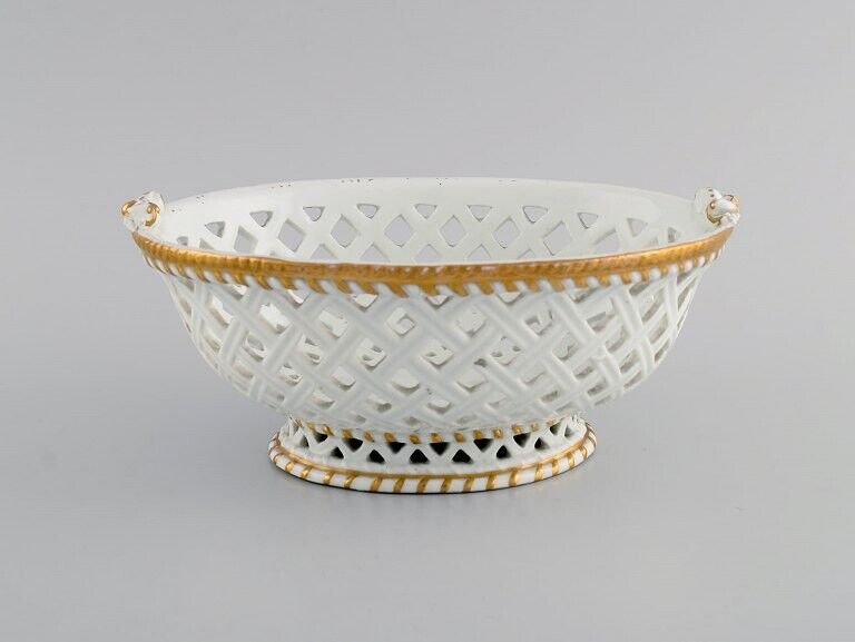 Antique Meissen bowl in openwork porcelain with hand-painted gold decoration.