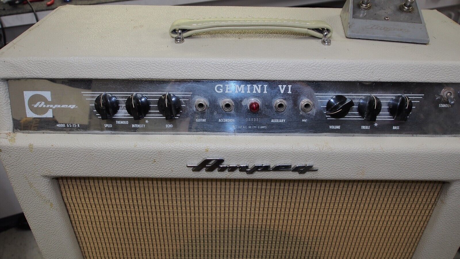 AMPEG G-15 GEMINI VI GUITAR AMPLIFIER .