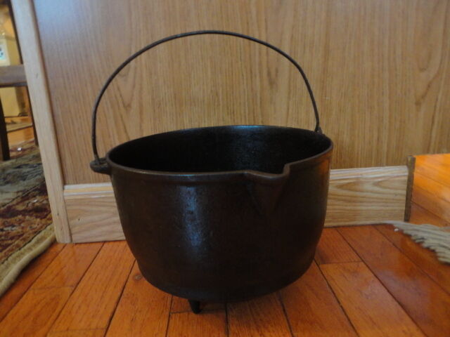 WaPak #7 KETTLE Handled Cauldron Fireplace Kettle Ring  3 footed Vintage