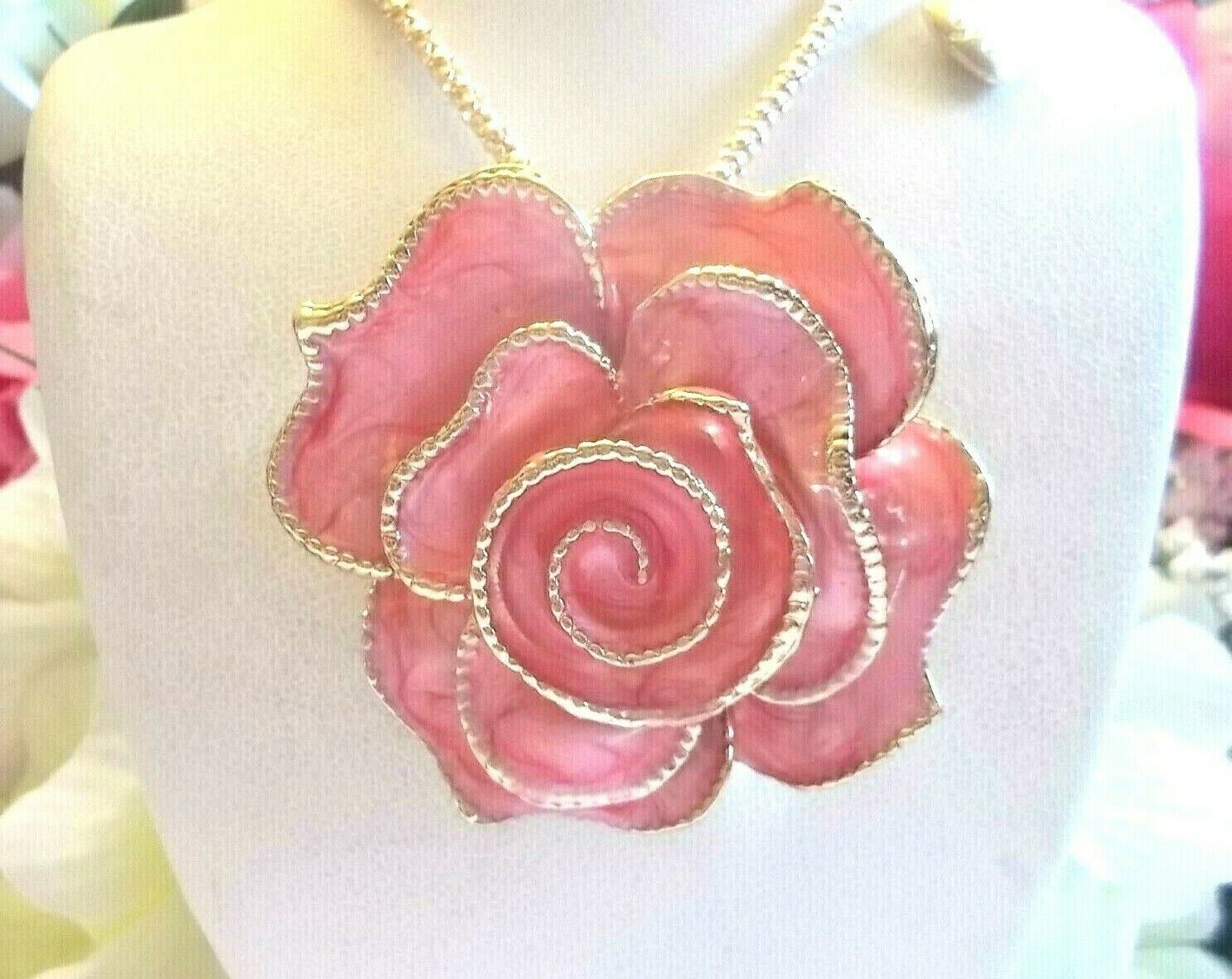 BETSEY JOHNSON PINK ROSE IN FULL BLOOM PENDANT CHAIN NECKLACE GOLD TONE-NWT