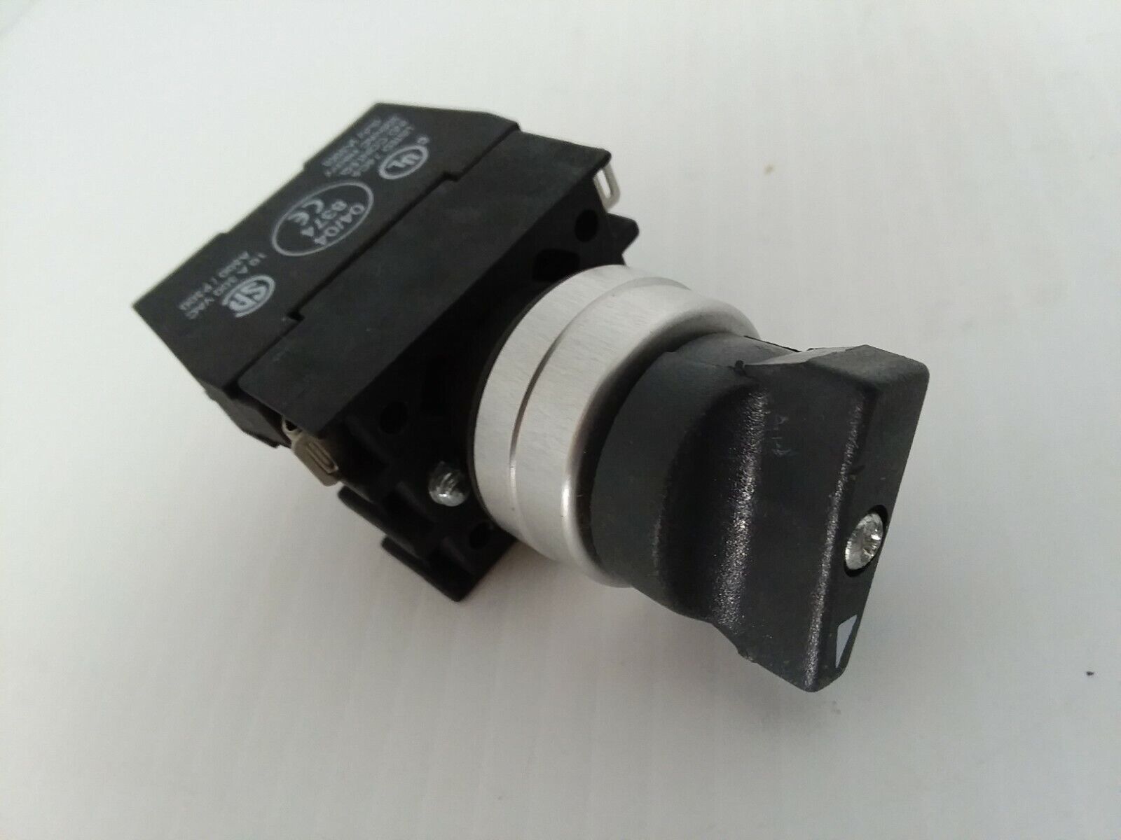 ELAN SELECTOR SWITCH 2-POSITION MAINTAINED WITH EFK03 CONTACT BLOCK NNB