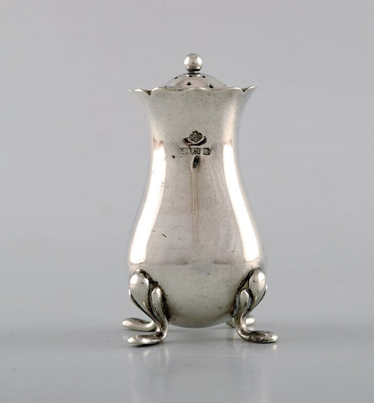 English pepper shaker in silver. Late 19th century.