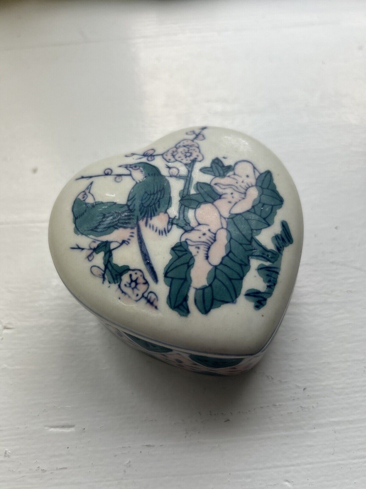 Rare Antique Handpainted Porcelain Chinese Heart Shaped Trinket Decor Box