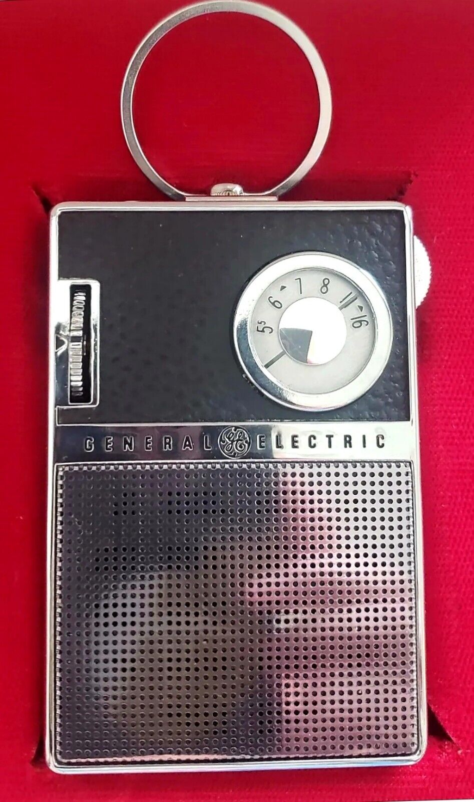 1961  GE General Electric P-8501 POCKET PORTABLE RADIO IN EXCELENT CONDITION