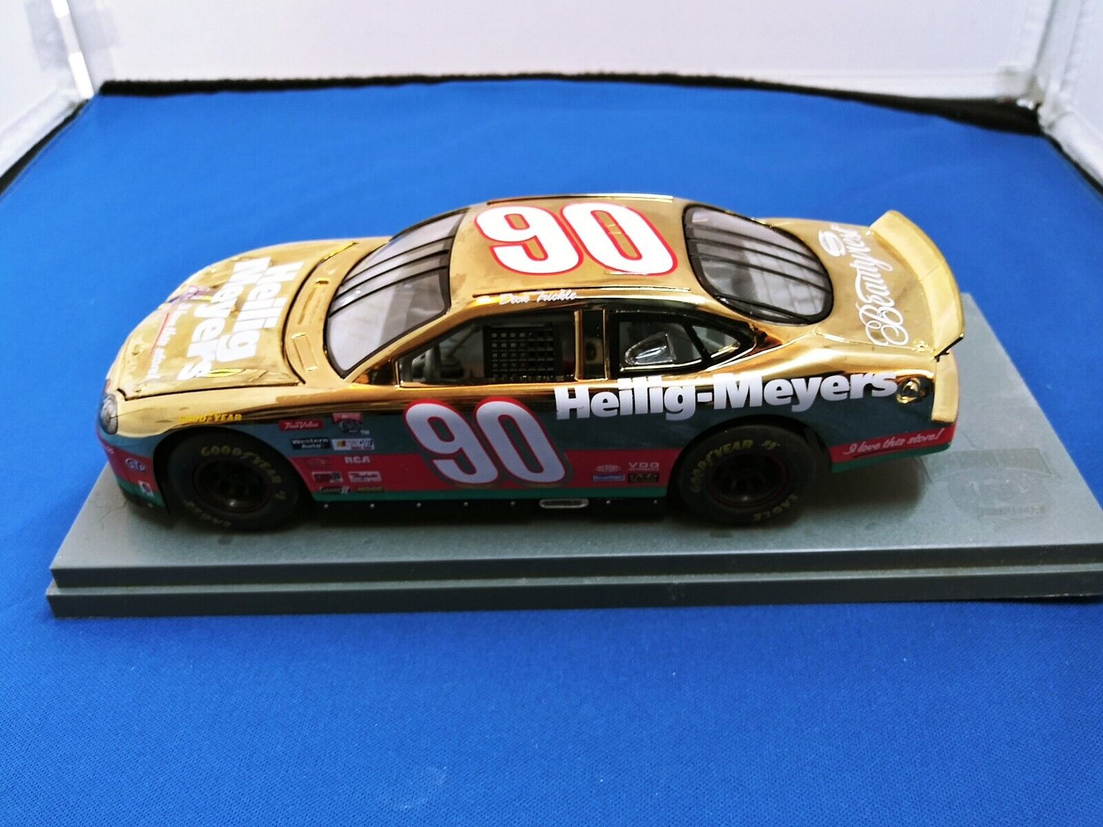 Racing Champions Nascar#90 Heilig Meyers Stock Car 1/24 1998 taurus