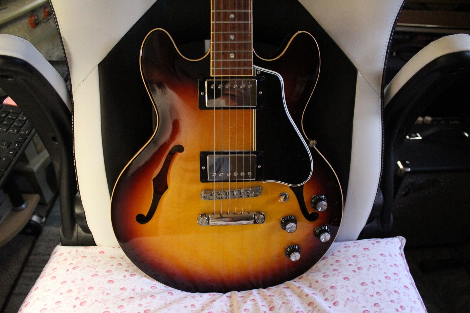 Gibson Custom Shop 2012 ES-339 Vintage Sunburst. Gibson hard case. 