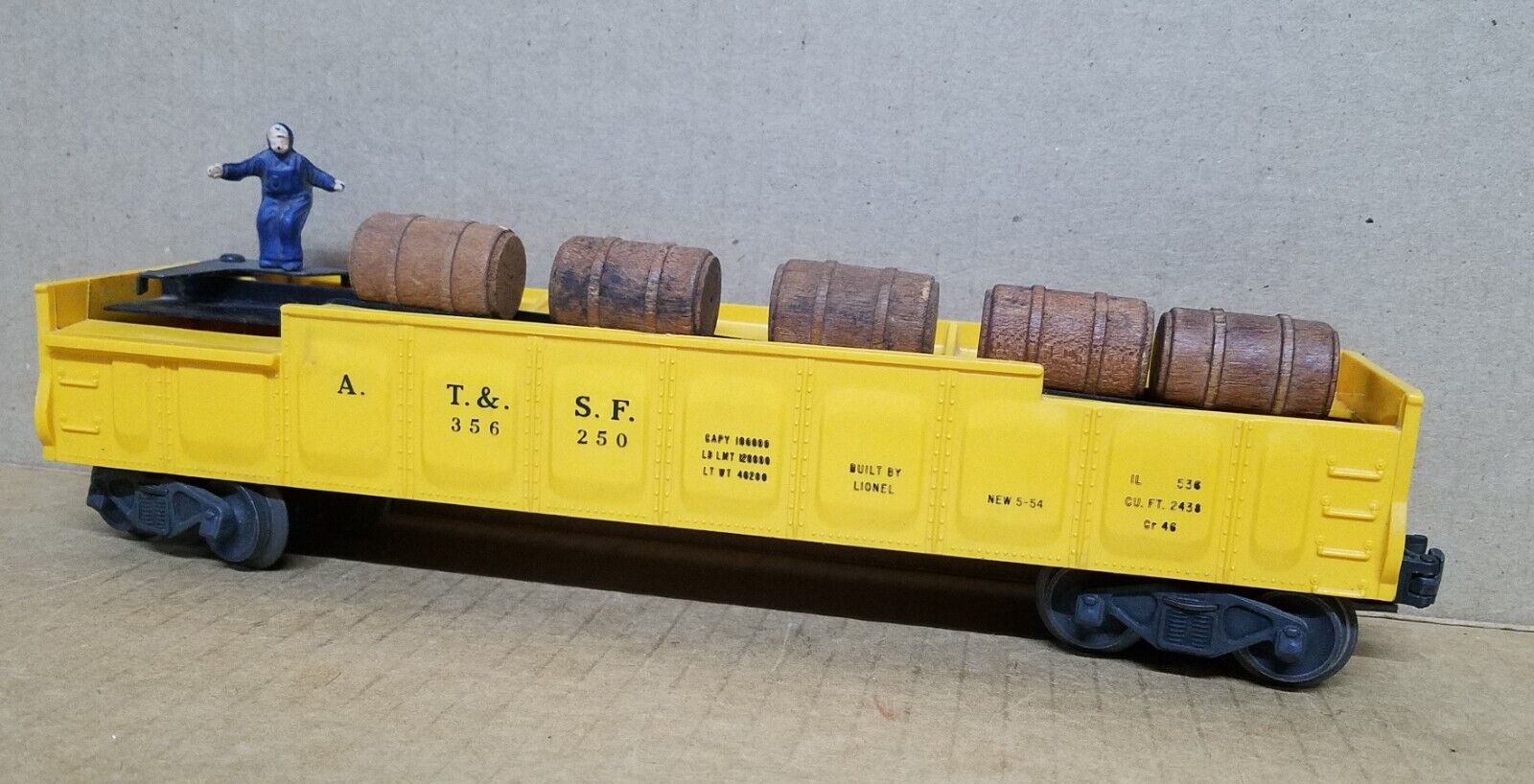 #412 VINTAGE Lionel Postwar 3562-50 Yellow Operating Barrel Car