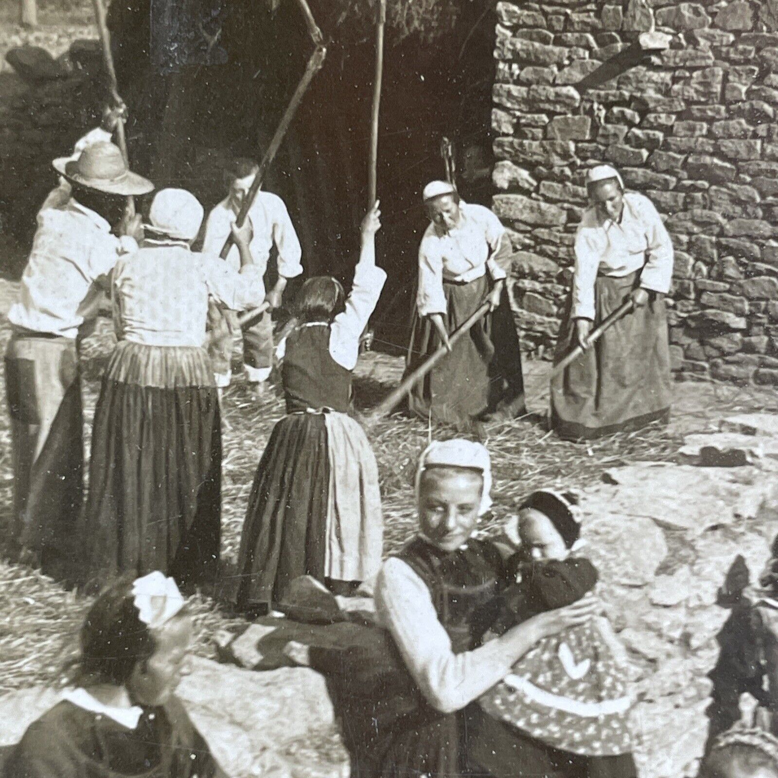 Antique 1909 Women Threshing Wheat Plozevet France Stereoview Photo Card P1940
