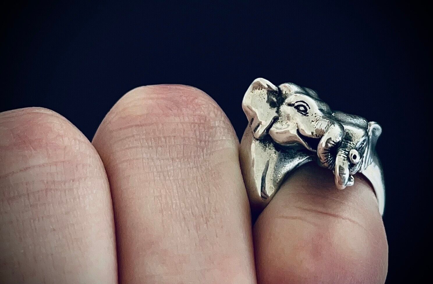 Stunning Vintage Sterling Silver “Elephants in Love” Ring