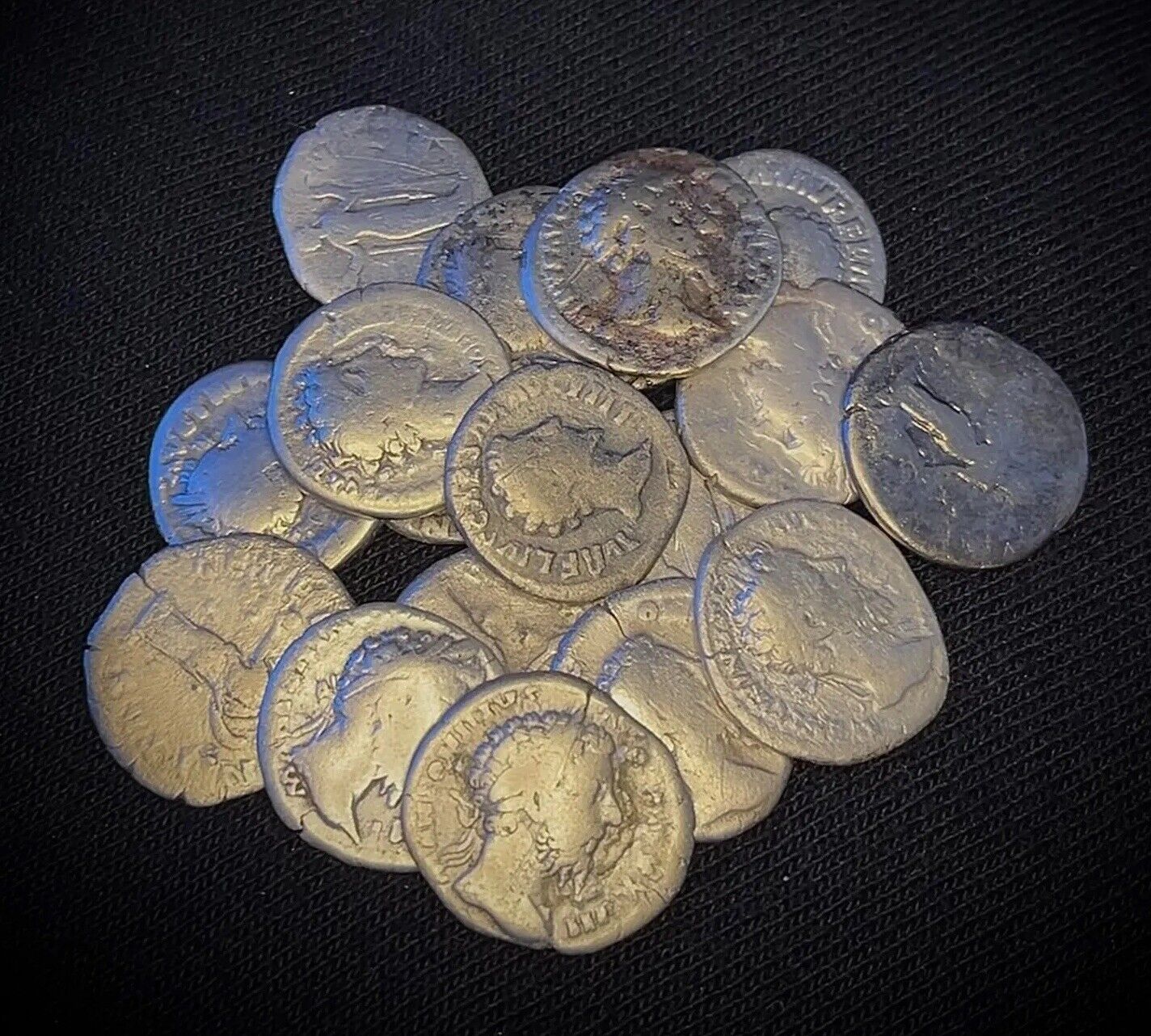 ONE QUALITY MARCUS AURELIUS SILVER ANCIENT ROMAN DENARIUS COIN - 1500+ YEARS OLD