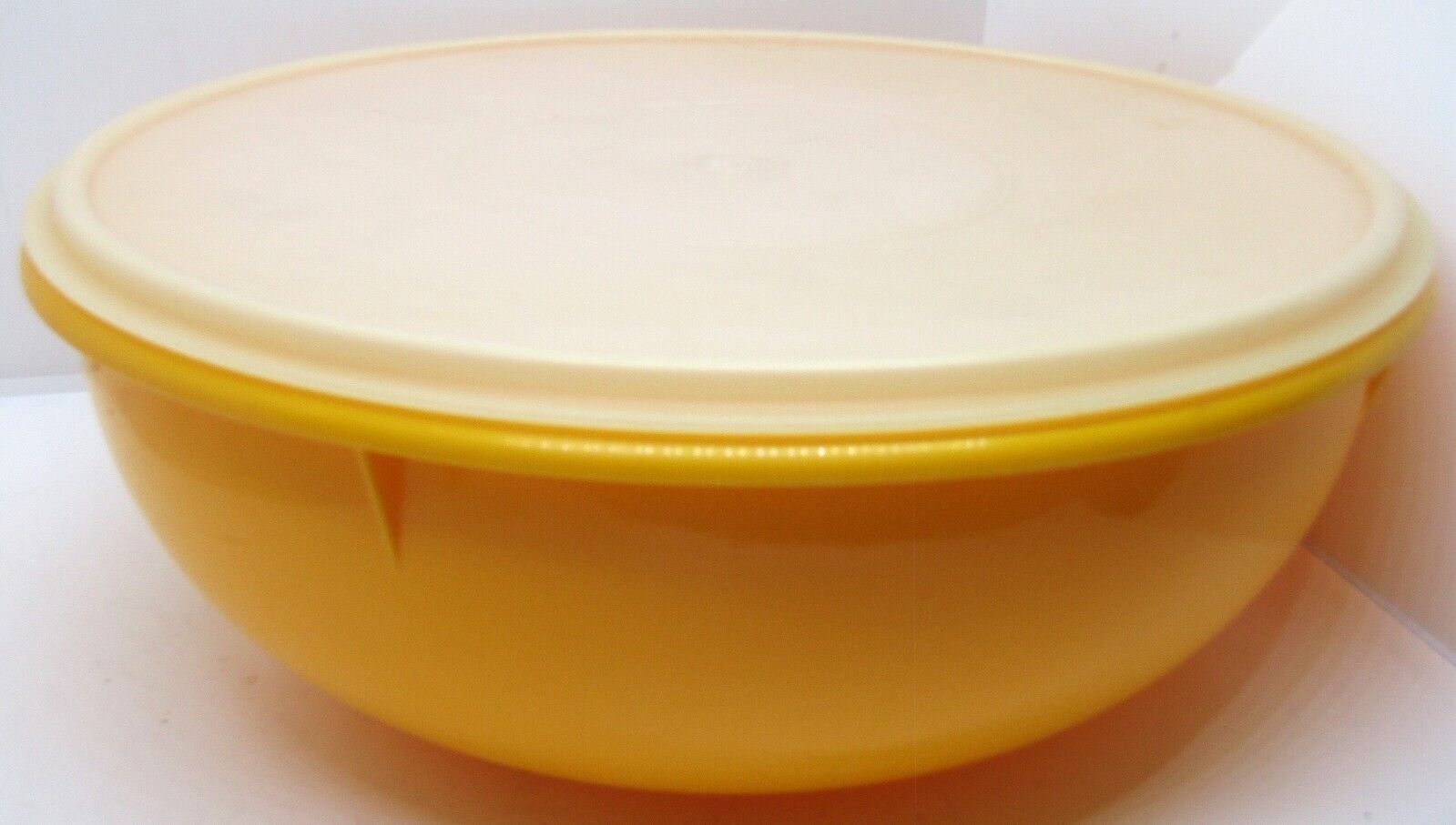 Vintage Tupperware Large Fix N Mix Bowl 274-12 with Sheer Lid 6.5 Qt 26C Yellow