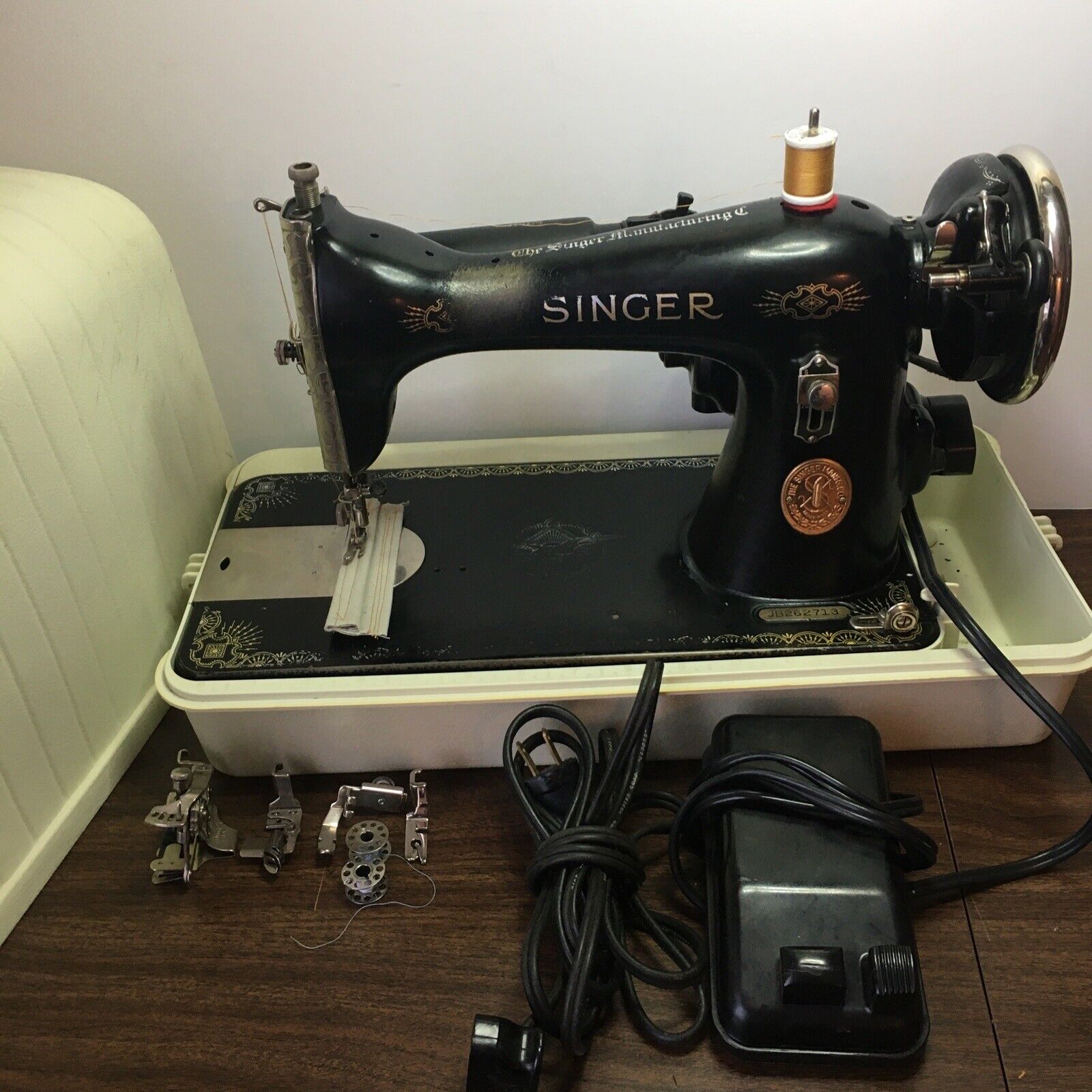 Singer Sewing Machine 15-97 JB262713, 1937 W/Carrying Case Sew Perfect Stitches