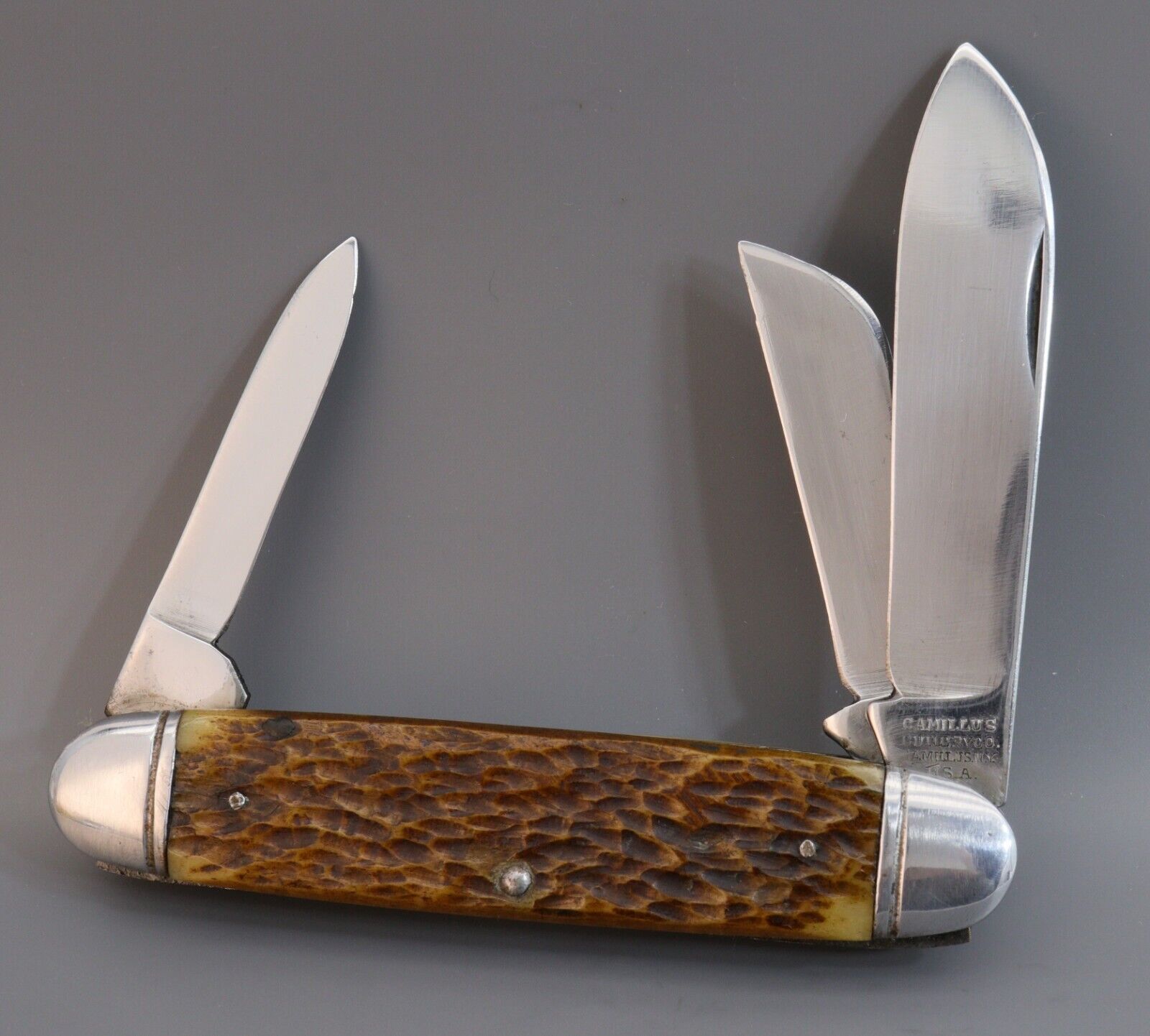 Nice Camillus Cutlery Co. N.Y. 4 Line Jigged Bone 3 Blade Pocket Stock Knife
