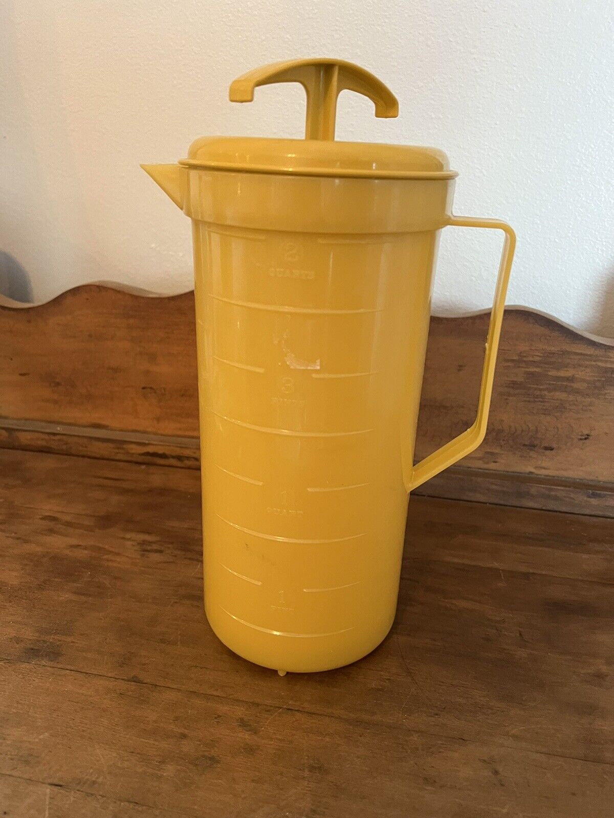 Vintage Federal Housewares Gold Yellow Plastic Mixing Plunger Pitcher 2 Quarts