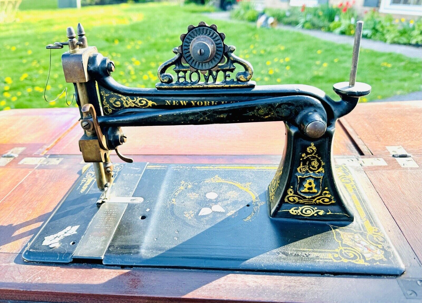 RARE 1860\'s Genuine Howe S.M.Co Model A No. 1 Cast Iron Sewing Machine & Treadle