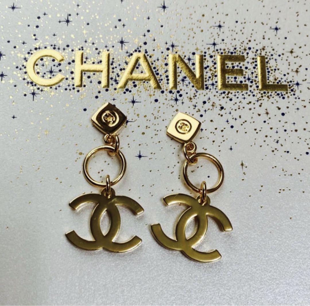 CHANEL Holiday 2023 Christmas Limited Edition Novelty Charm Set of 2 Near Mint