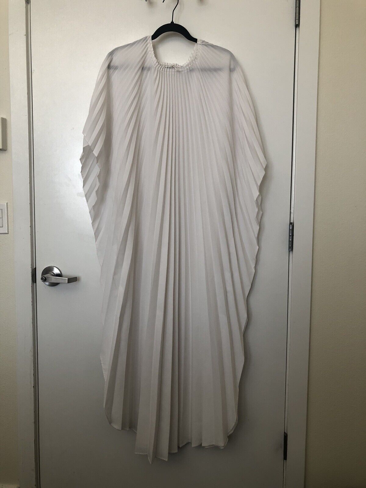 VINTAGE WHITE UNBRANDED POLYESTER WHITE PLEATED ACCORDIAN CAFTAN OS