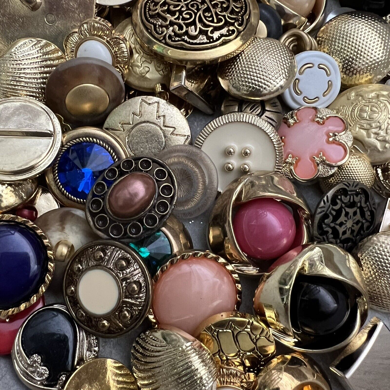VIP Premium  MIXED LOT All Kinds Of GOLD & ANTIQUE GOLD Buttons All Sizes