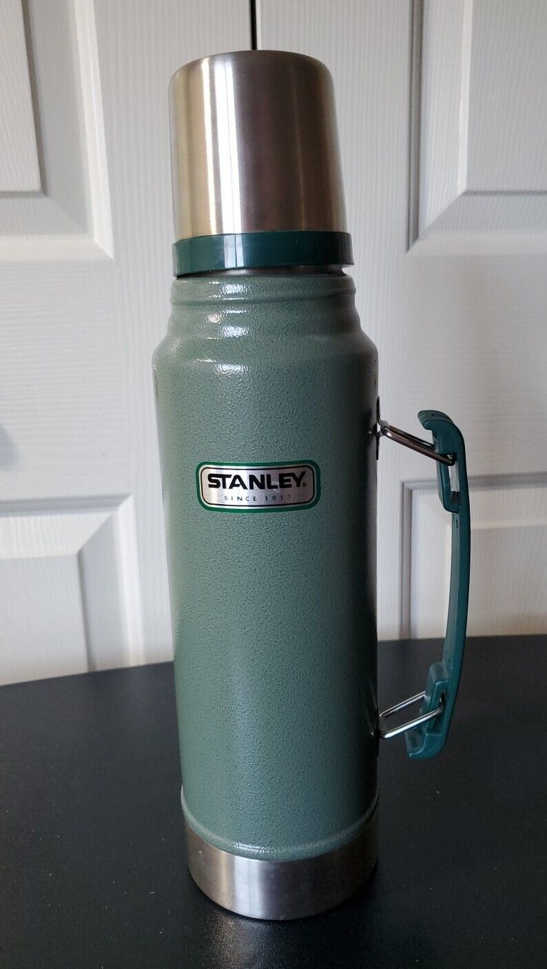 Vintage Classic Stanley Insulated Thermos Green. Handle, Lid, Stopper 1.1 Quart 