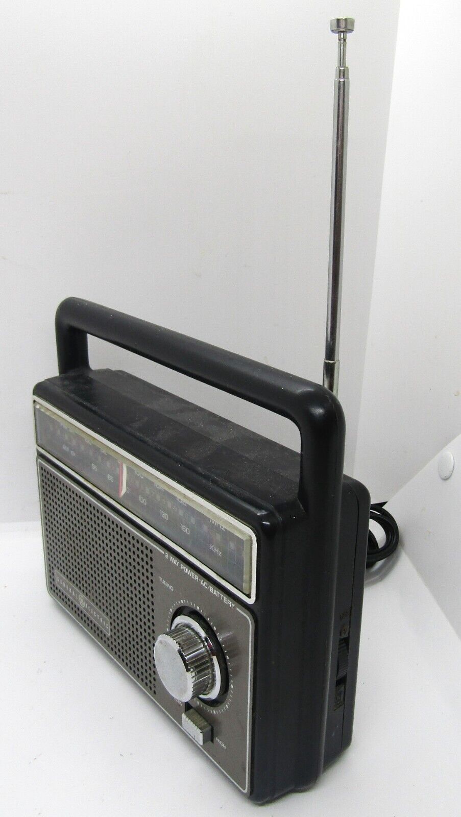 Vintage General Electric GE Portable AM/FM Radio Model 7-2660C Battery Or Corded