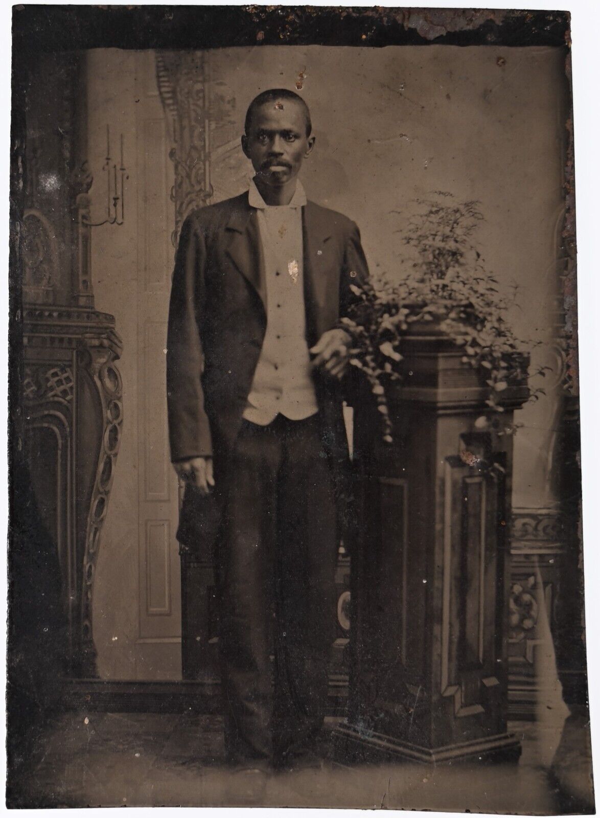 C. 1870s 1/6TH PLATE TINTYPE HANDSOME YOUNG DAPPER AFRICAN AMERICAN MAN IN SUIT