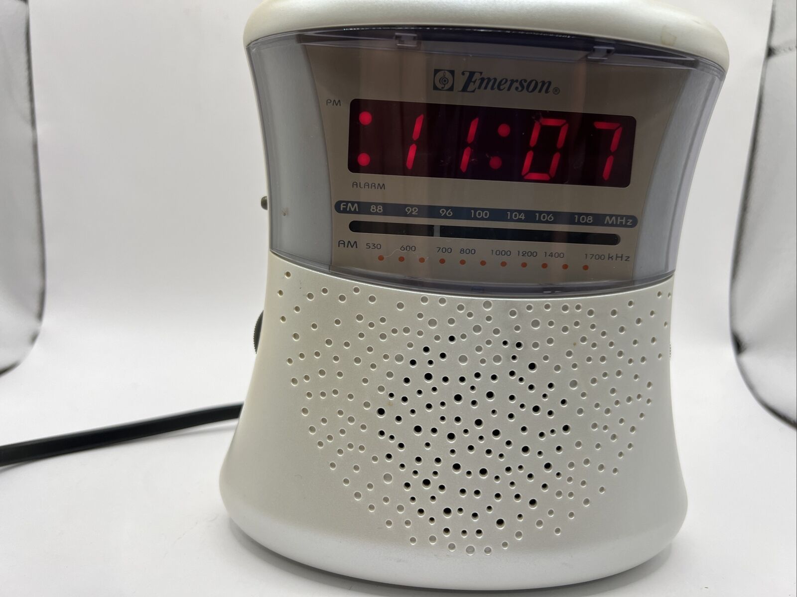 VINTAGE EMERSON CLOCK RADIO AM/FM MODEL # CK7330 Snooze.  Tested Working