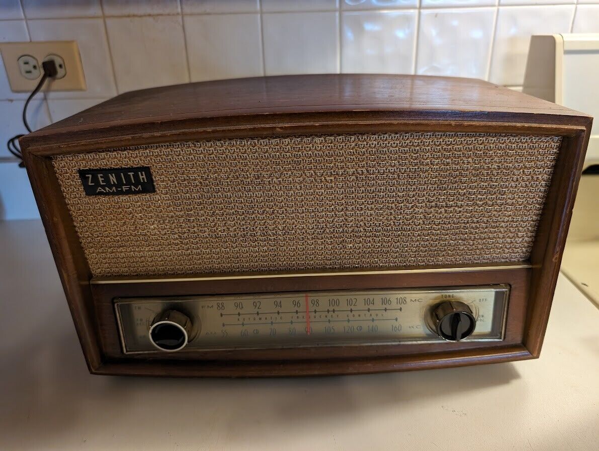 Zenith G730 1950s AM/FM Tube Radio With Phono Input