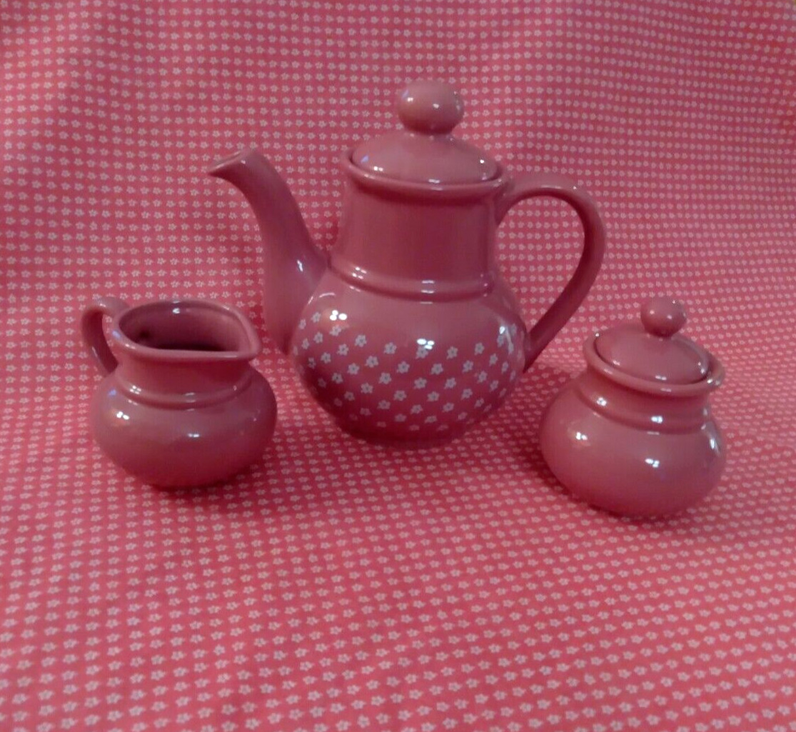 Vintage Sodahl Daisy Tea/Coffee Pot, Creamer, Sugar w/ Round Tablecloth