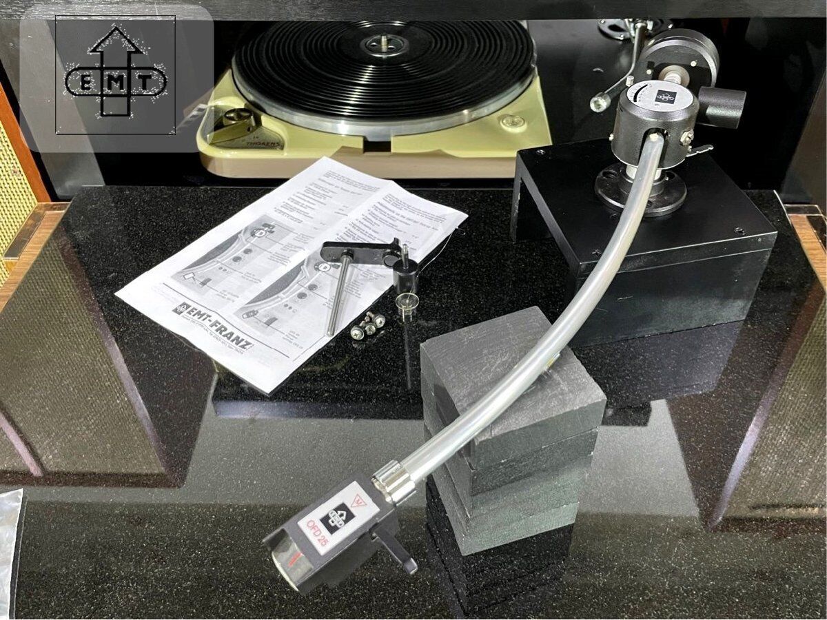 Tonearm EMT 997 long includes two types of laterals ＆ comes with an armrest