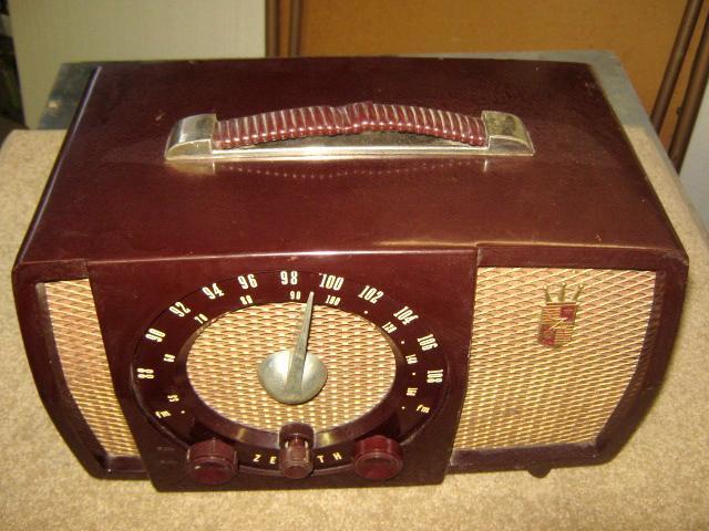 1951 Zenith Burgandy Bakelite AM-AM Tube Style Table Radio  Model H723Z