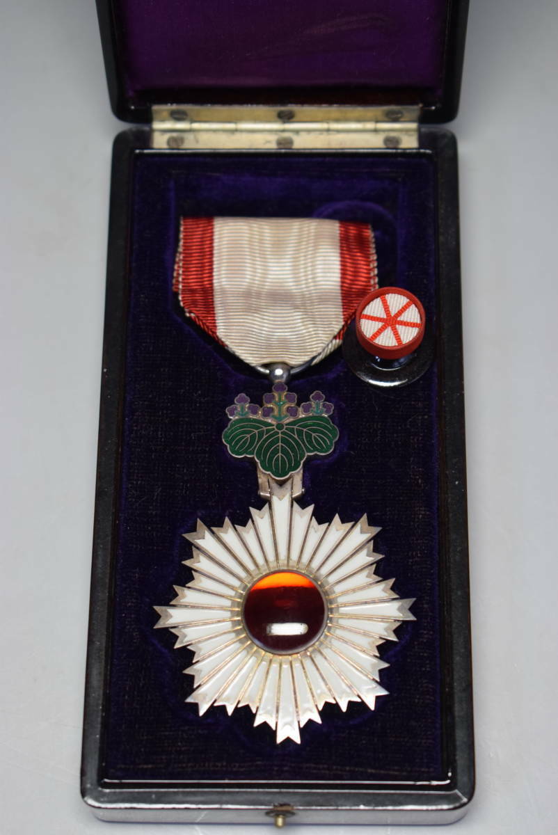 Used WWII Japanese Order Of the Rising Sun 6th Class Boxed Medal JAPAN Vintage