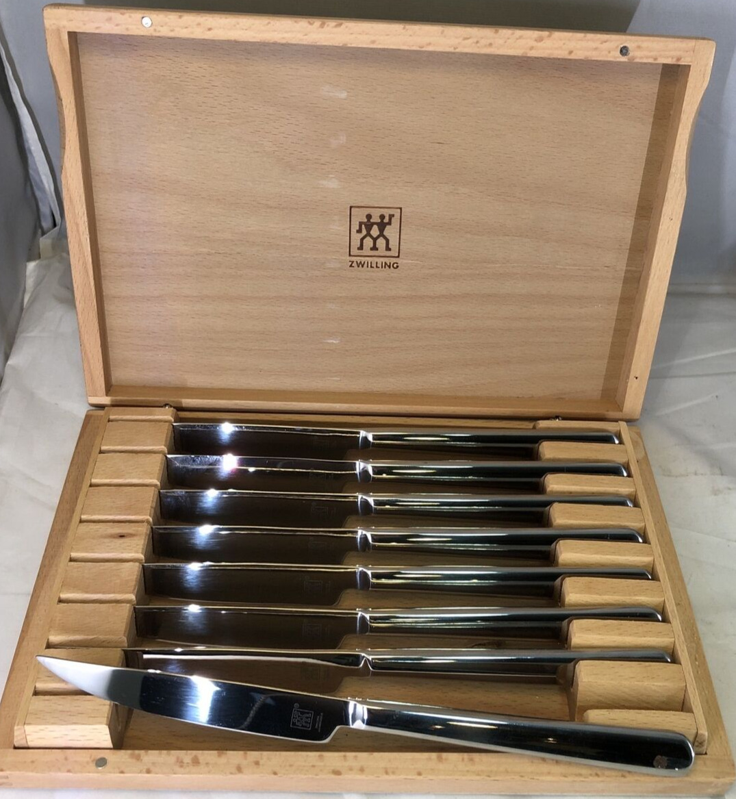 ZWILLING JA HENCKELS 8 pc Stainless Steel Steak Knife Set Wood Presentation Case