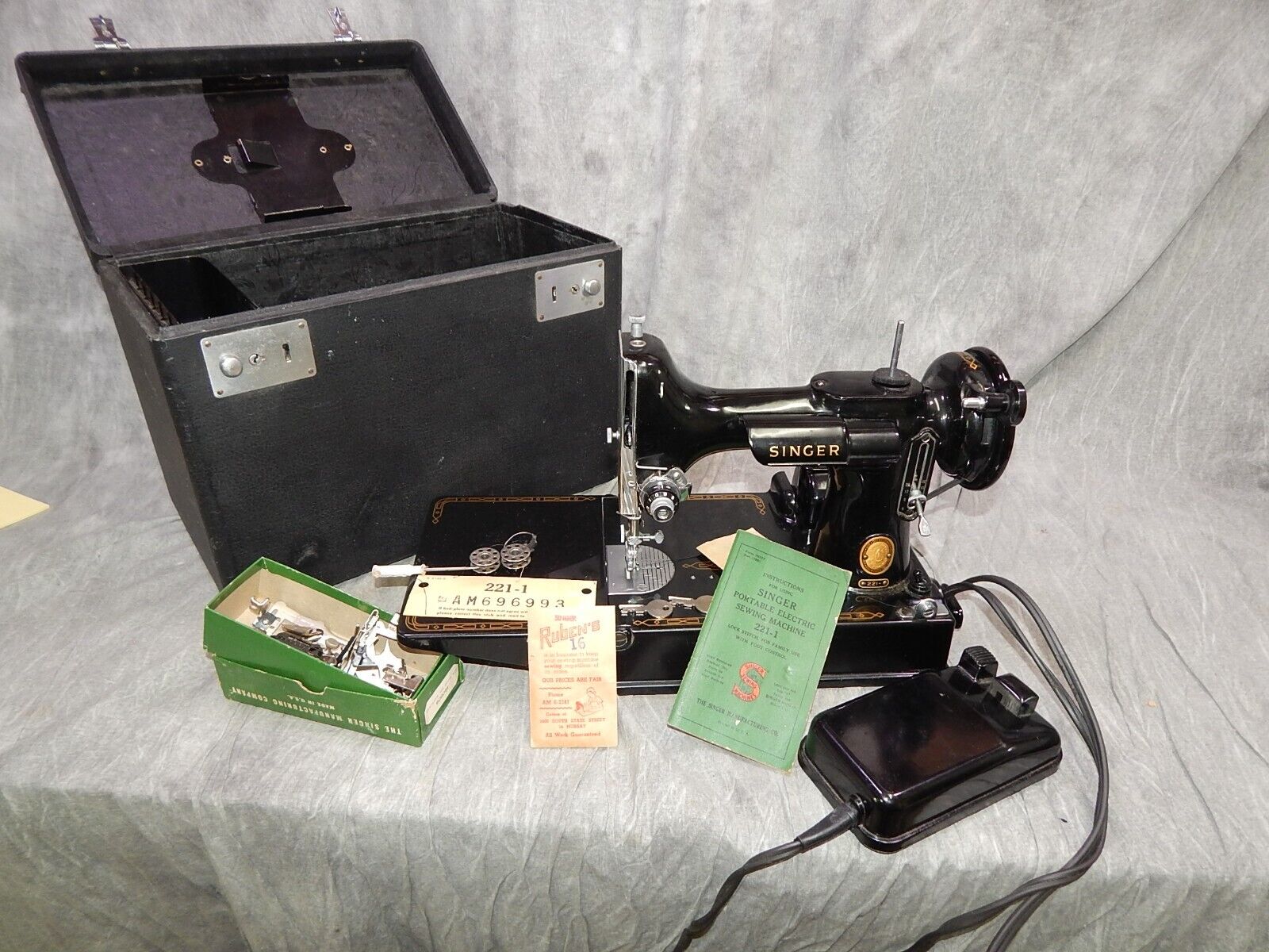 1957 SINGER FEATHERWEIGHT 221 PORTABLE SEWING MACHINE W/ CASE Keys & ACCESSORIES