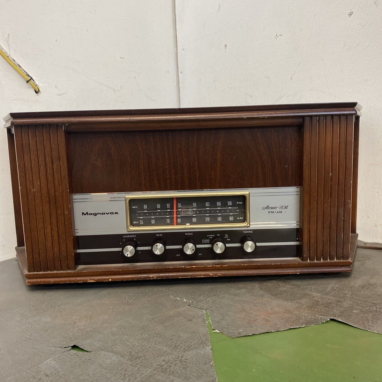 Vintage Magnavox FM0260 AM/FM Table Radio Works Great Tested