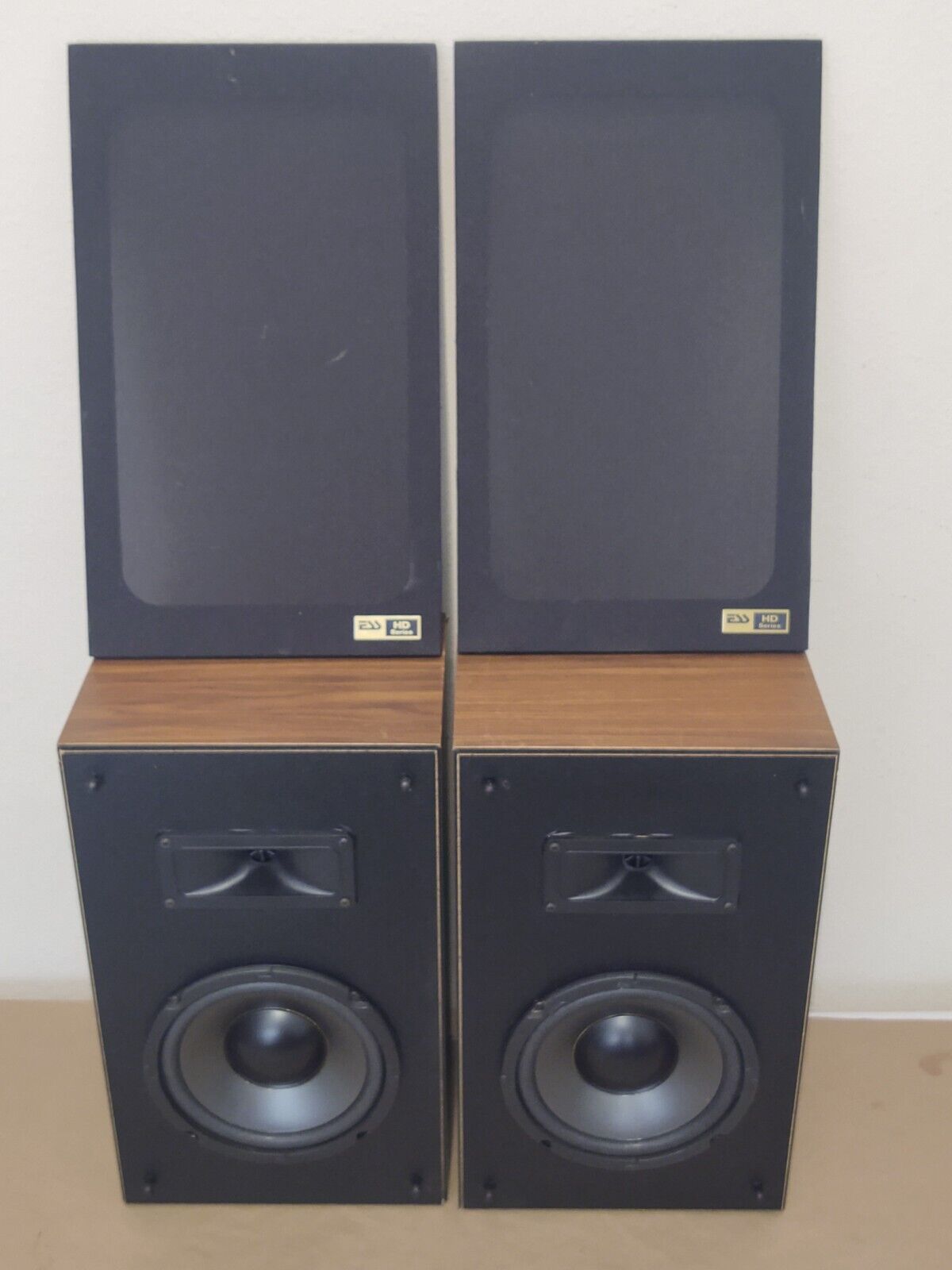ESS HD Series High Dynamic Range Bookshelf Speakers Walnut - READ