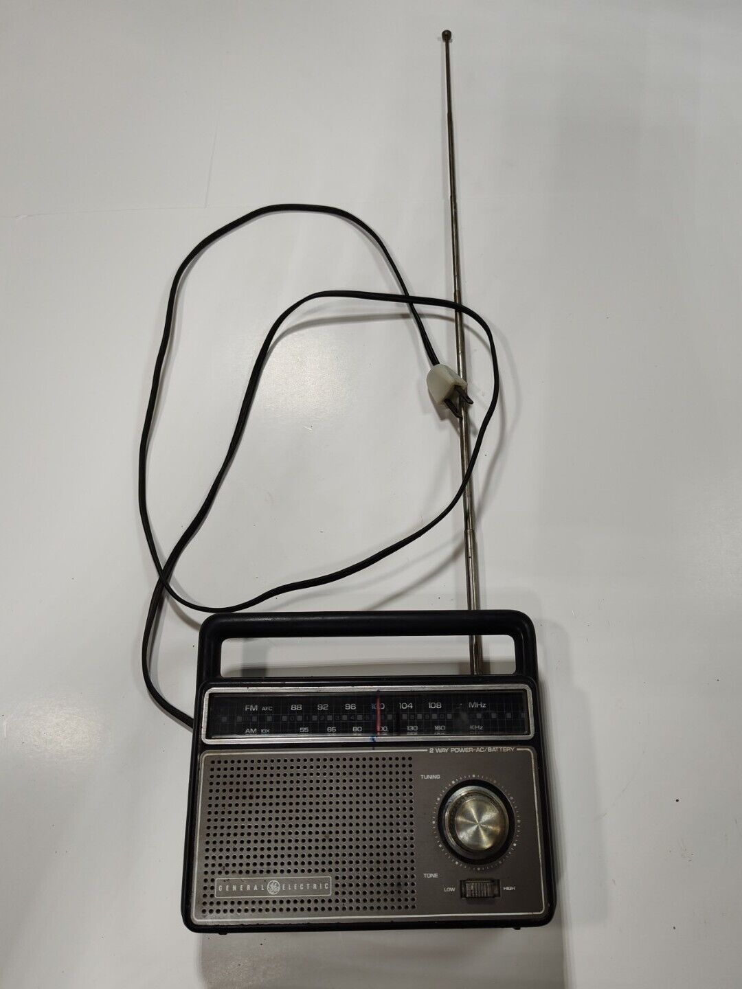 VINTAGE GE General Electric AM/FM  Portable Radio Model 7-2826H A