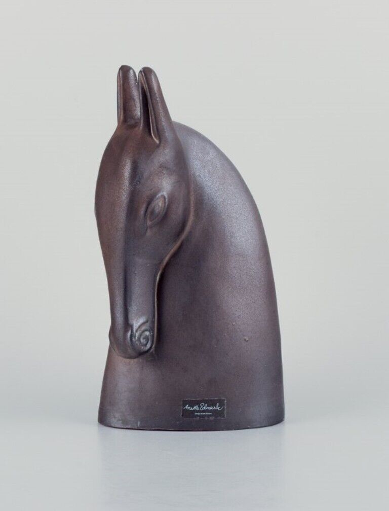 Anette Edmark, Swedish ceramic artist. Ceramic sculpture, horse head