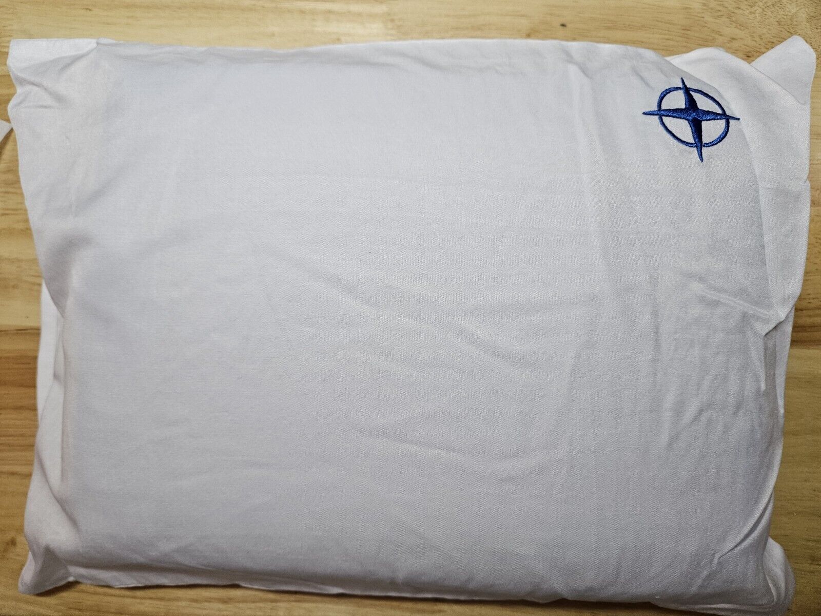 UNITED AIRLINES POLARIS BUSINESS CLASS MEMORY FOAM COOL GEL PILLOW WHITE CASE
