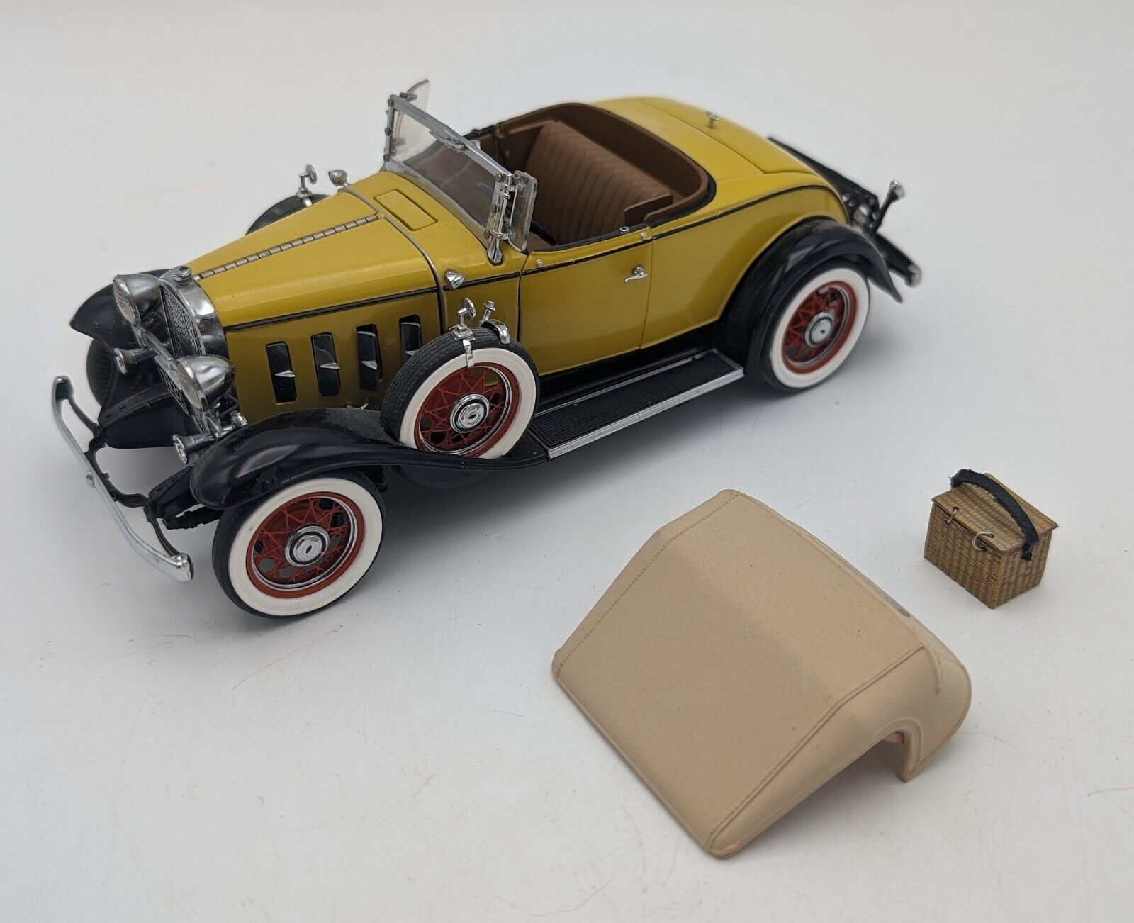 Franklin Mint 1932 Chevrolet Confederate - Yellow & Black - 1:24 Scale (AS-IS)