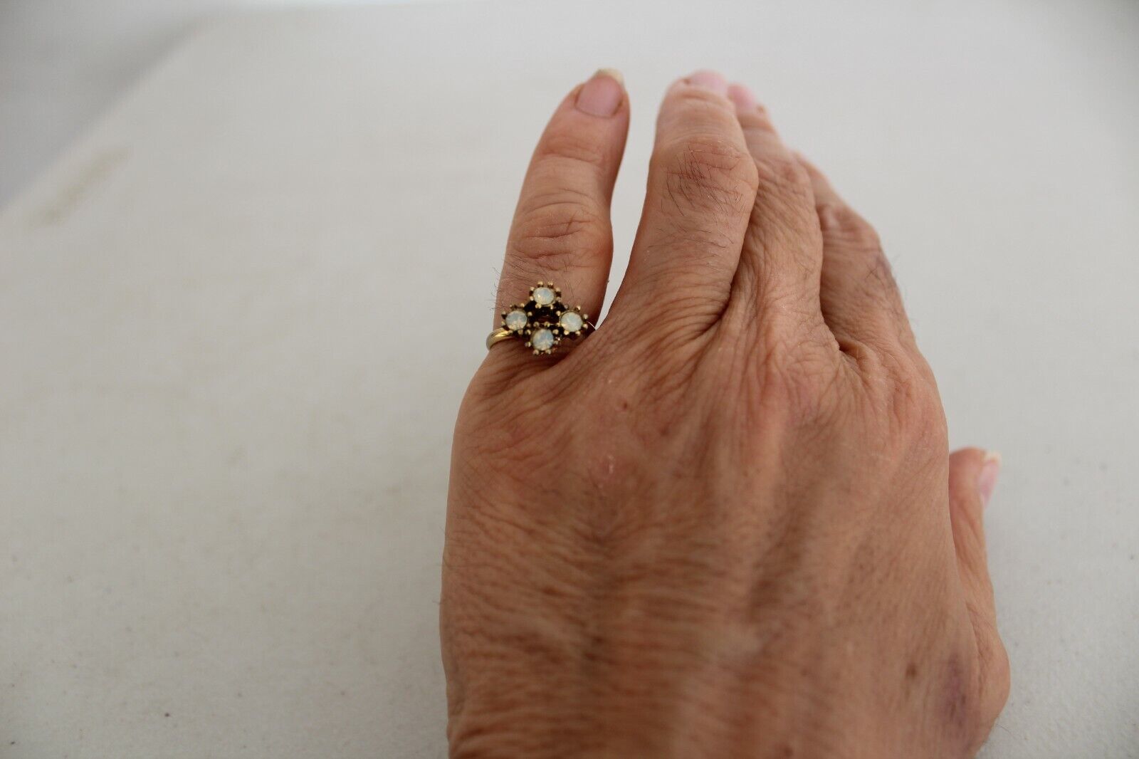 BEAUTIFUL VINTAGE RING SIZE 6 ADJUSTABLE 4 SMALL STONES