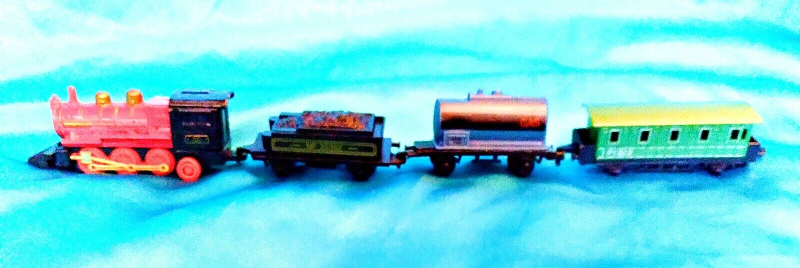 Lot of 4 - 1989 Soma Diecast Micro Miniature Pull & Go Train Engine & Cars