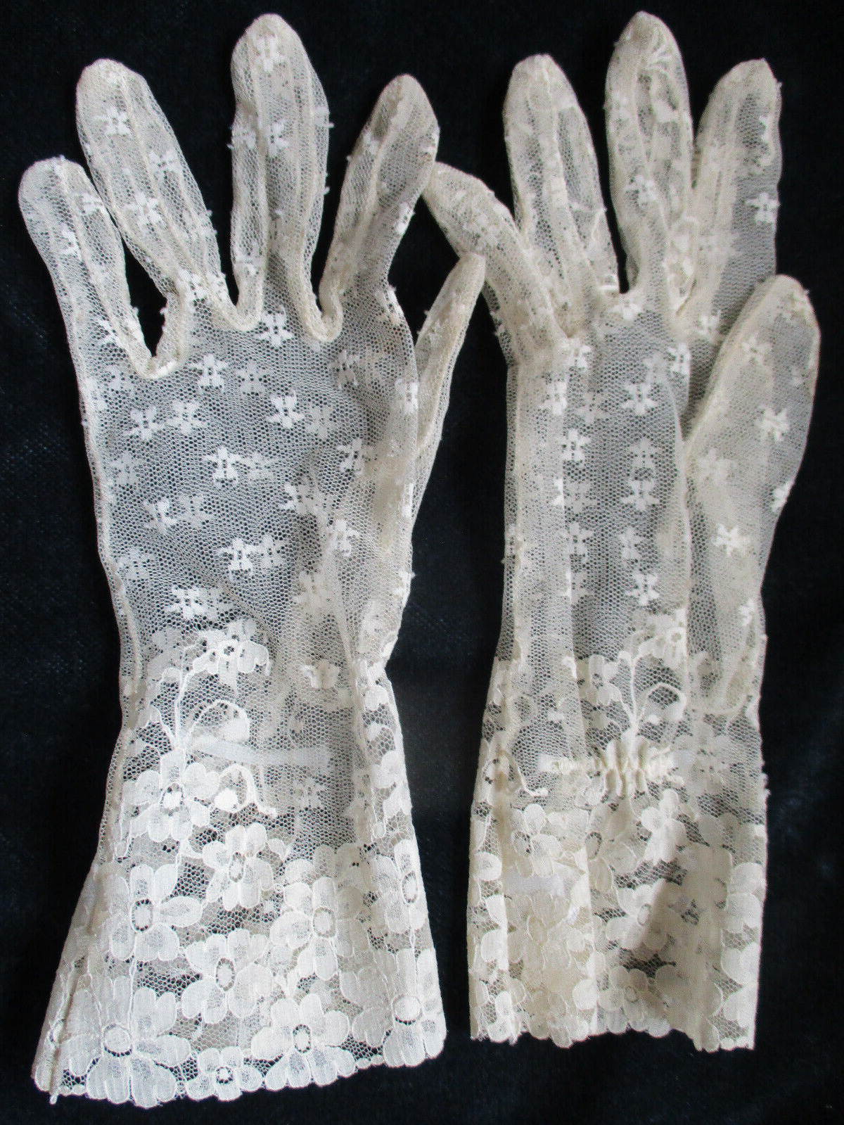 1920-40s Antique / Vintage Fancy Chantilly Net Lace Gloves USA / Small