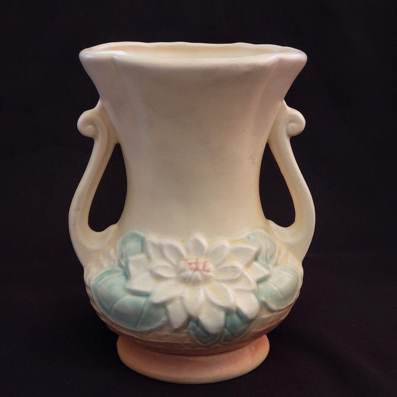 Hull Pottery Water Lily Vase Art Ceramic USA Made 6-1/2\'\' tall L-4 model Vintage